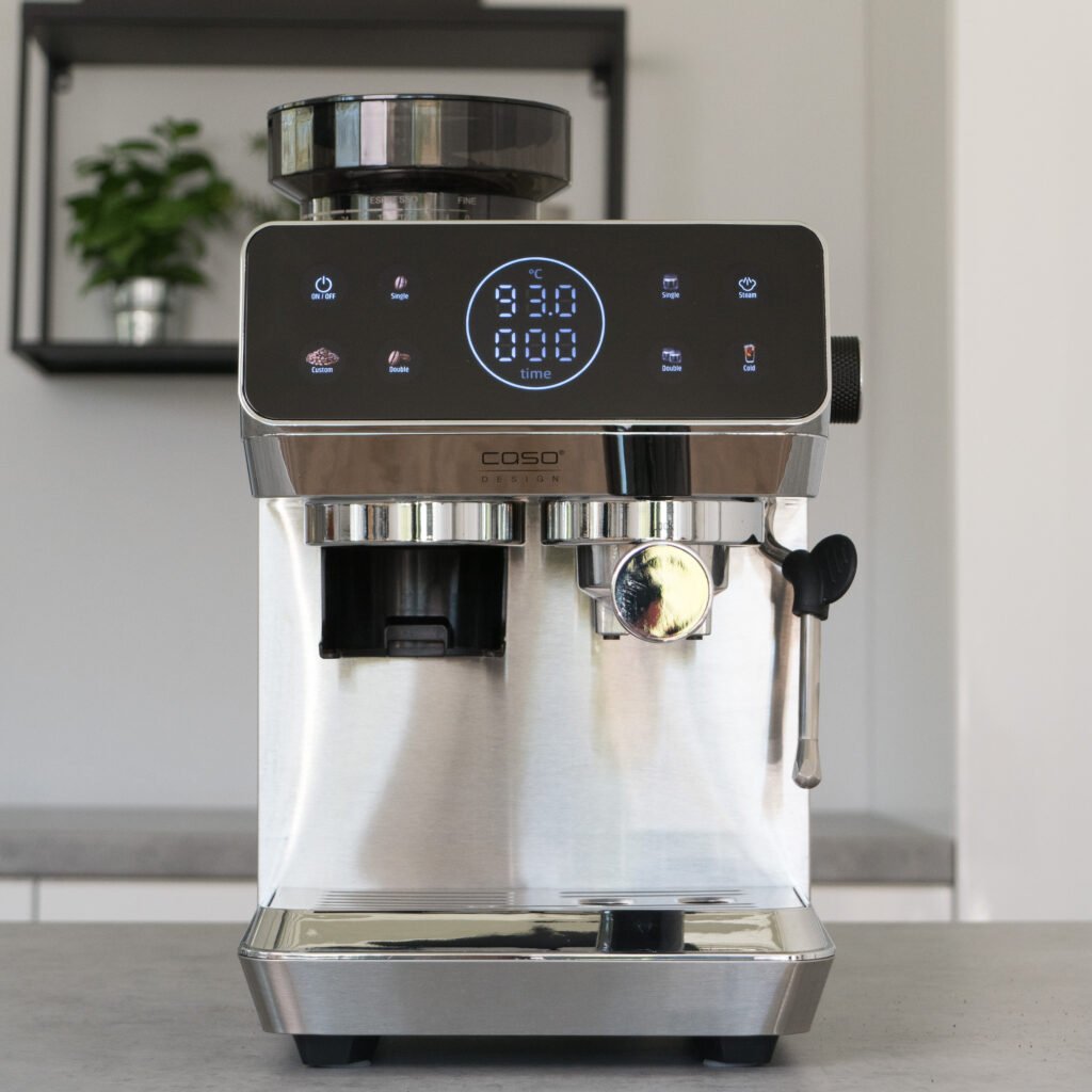 Máy pha cà phê tay cầm CASO đang chiết xuất espresso và đánh bọt sữa
