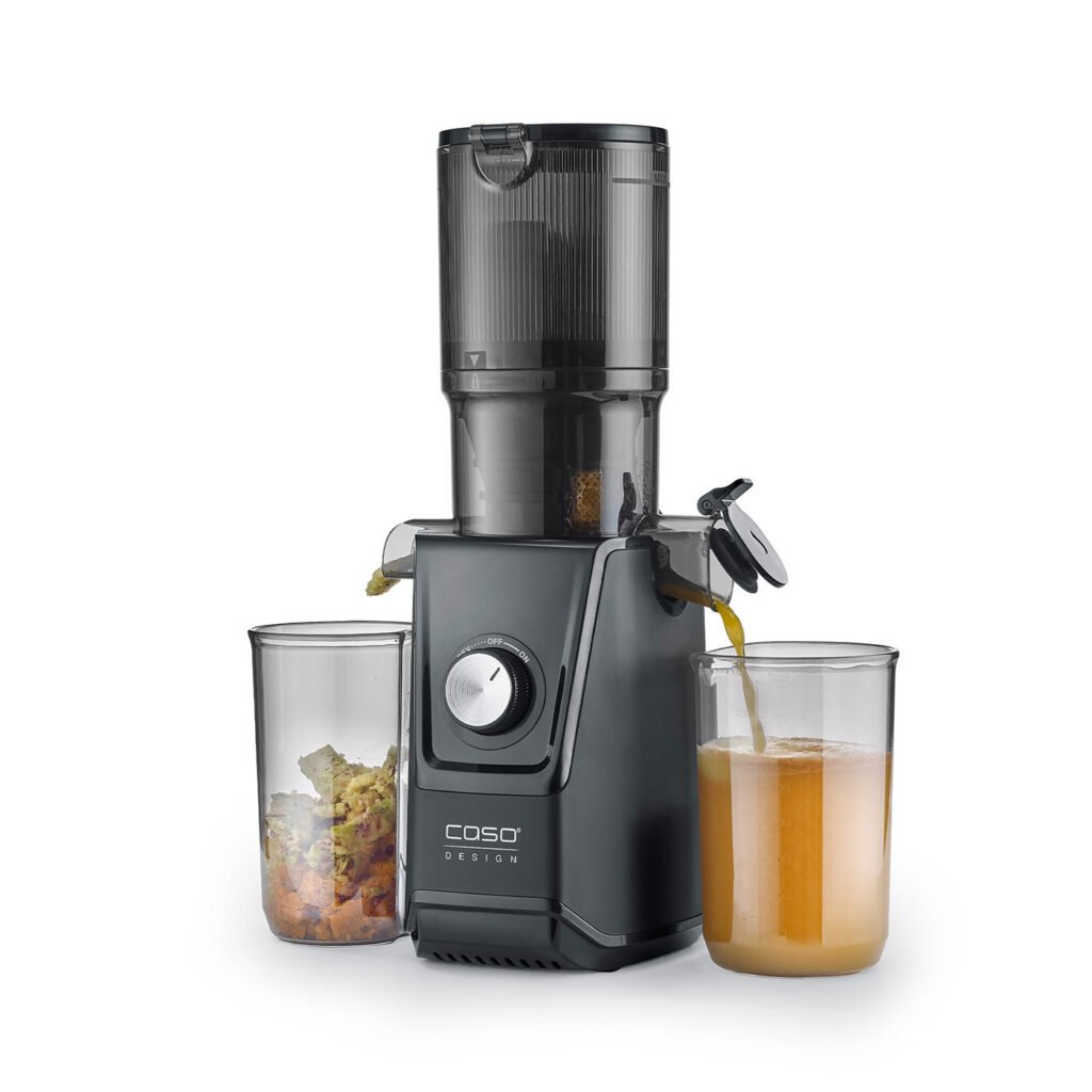 Máy ép chậm CASO Juice Fit đang ép nước trái cây