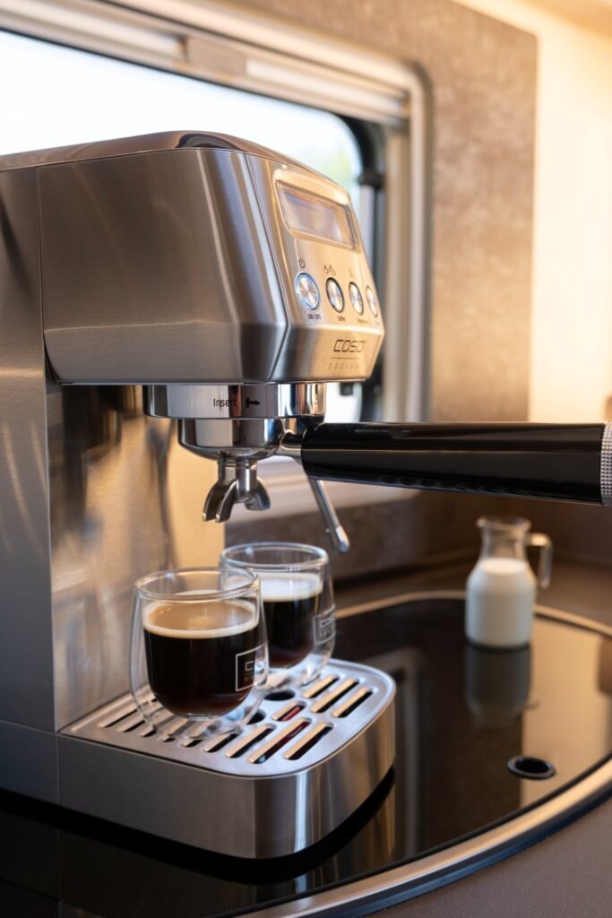 Pha espresso trong bếp xe cắm trại